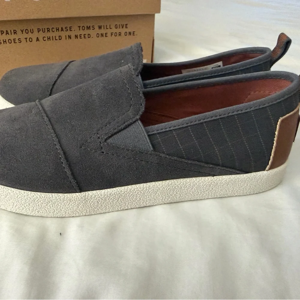 New TOMS  youth Avalon castle grey suede/plaid size 4.5